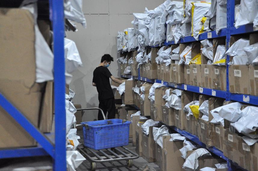 英国寄奶粉回国费用详解：收费标准与节省技巧